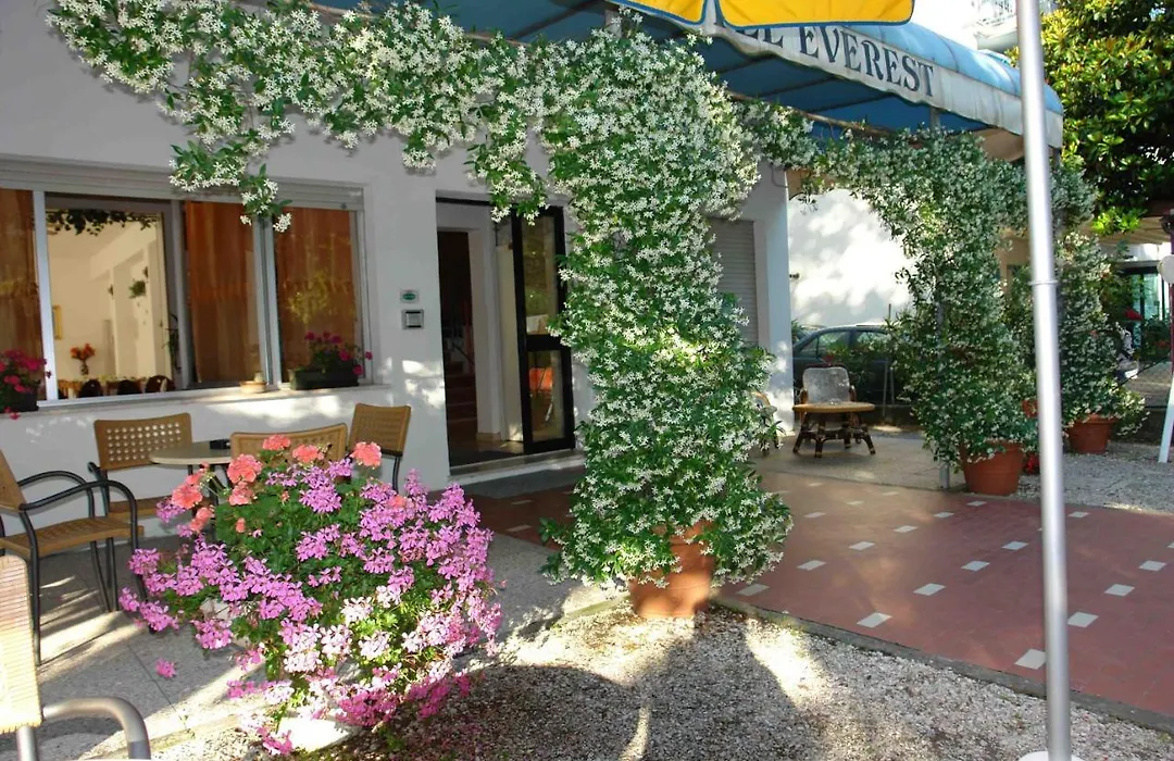 Everest Hotel-1